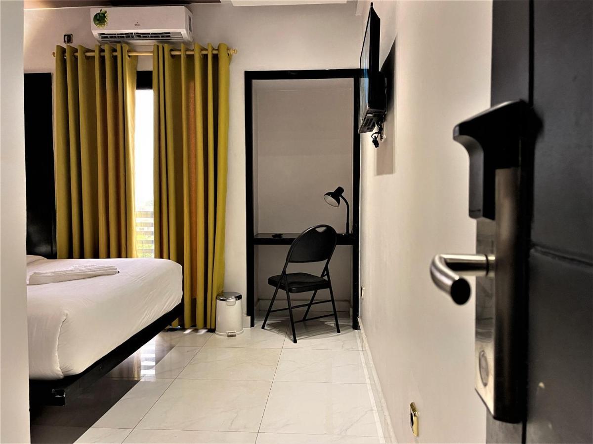 Hotel Vendome Дуала Екстер'єр фото